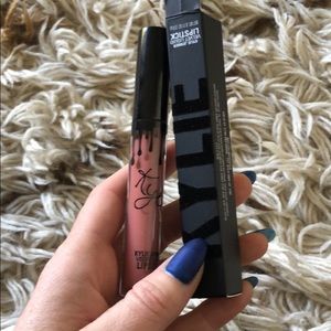 Kylie Savage Velvet Liquid Lipstick BNOB